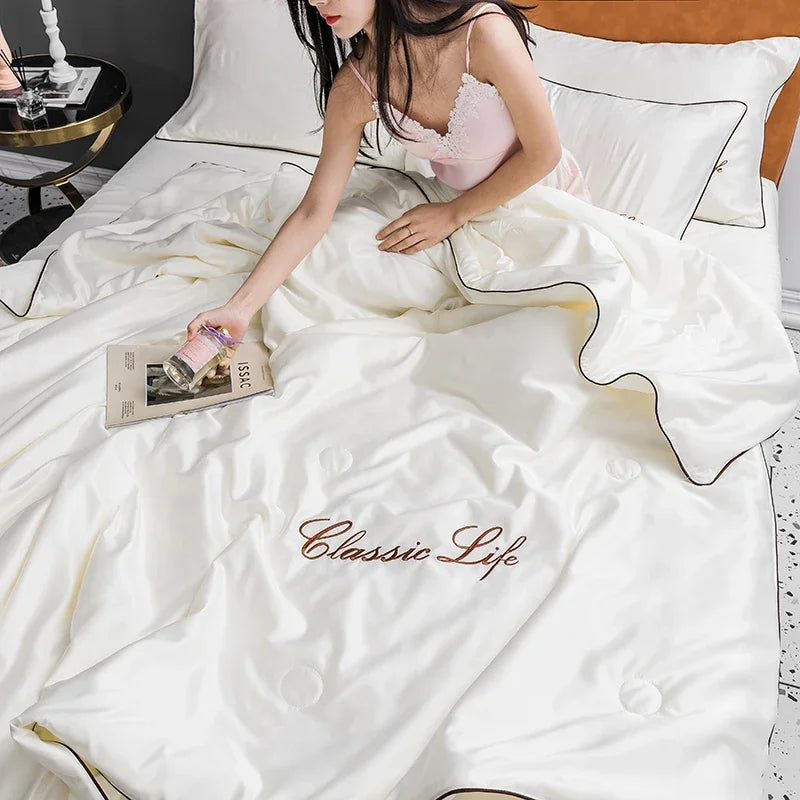 シルク調ウォッシャブル 夏用肌掛けキルト（刺繍）