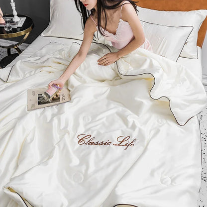 シルク調ウォッシャブル 夏用肌掛けキルト（刺繍）