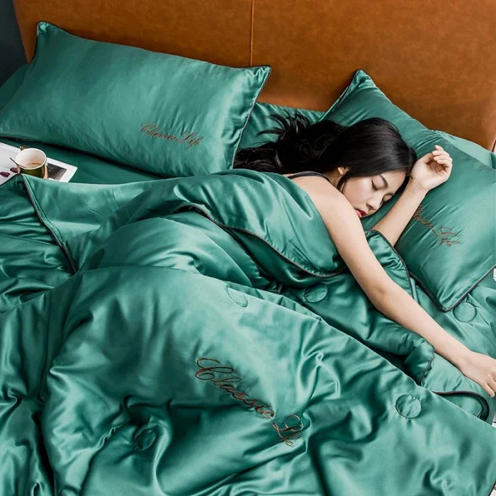 シルク調ウォッシャブル 夏用肌掛けキルト（刺繍）