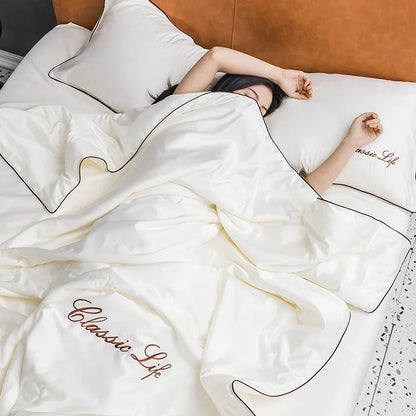 シルク調ウォッシャブル 夏用肌掛けキルト（刺繍）