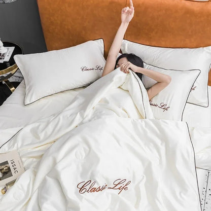 シルク調ウォッシャブル 夏用肌掛けキルト（刺繍）