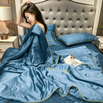 シルク調ウォッシャブル 夏用肌掛けキルト（刺繍）